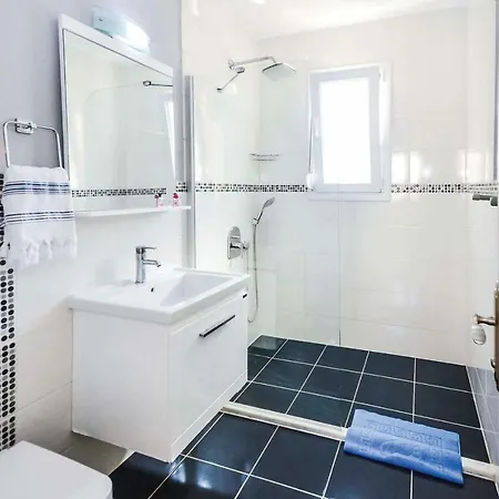 Villa Sleeps 6 Air Con Wifi T707059